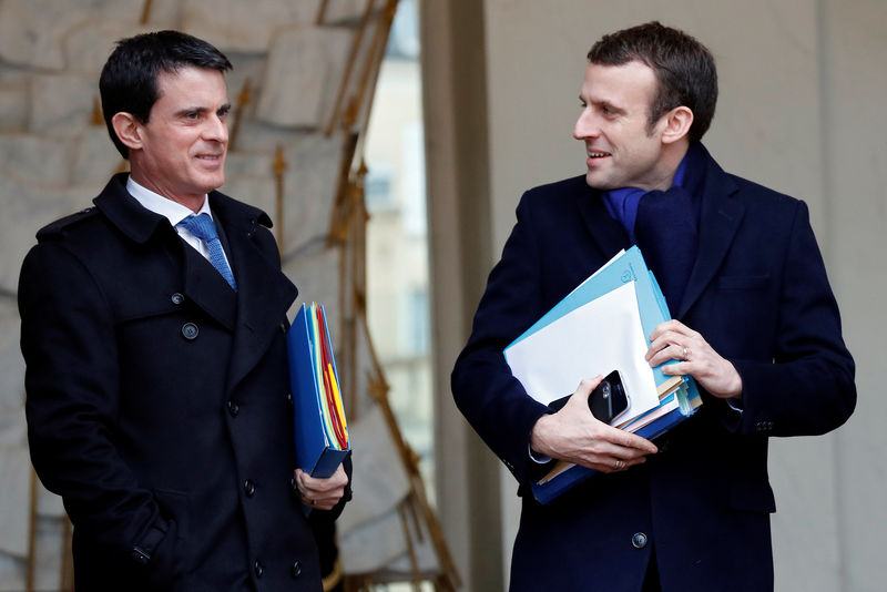 © Reuters. FILE PHOTO: French Prime Minister Valls and Economy Minister Macron leave the Elysee palace in Paris