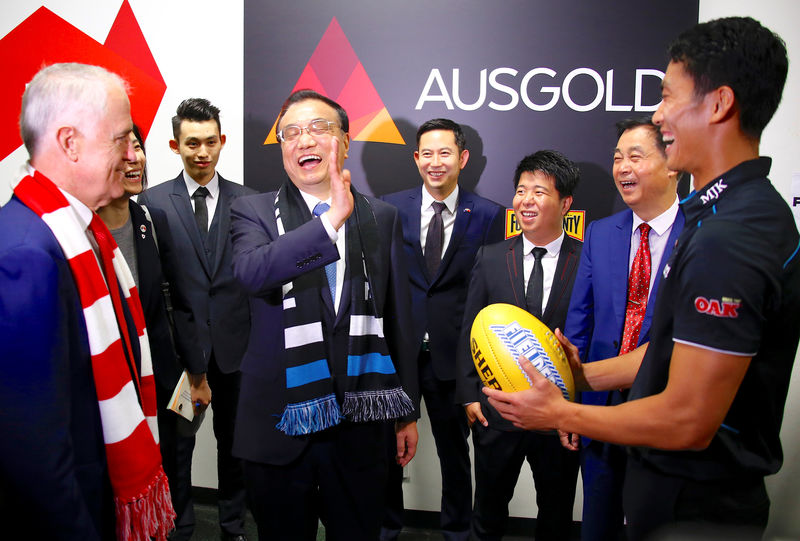 © Reuters. FILE PHOTO - Australia's PM Malcolm Turnbull watches Chinese Premier Li Keqiang laugh before the start of an Australian Football League game at the Sydney Cricket Ground