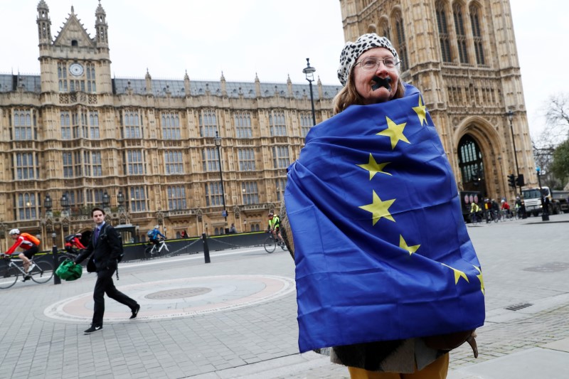 © Reuters. Las bolsas europeas suben antes del inicio del proceso del Brexit