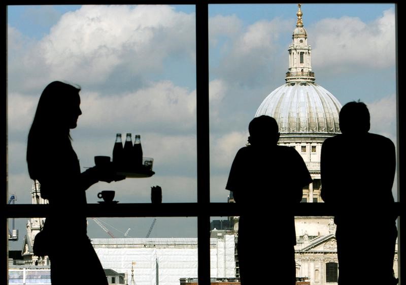 © Reuters. Visitors admire St. Paul's Cathedral from the restaurant floor of the Tate Modern gallery in London