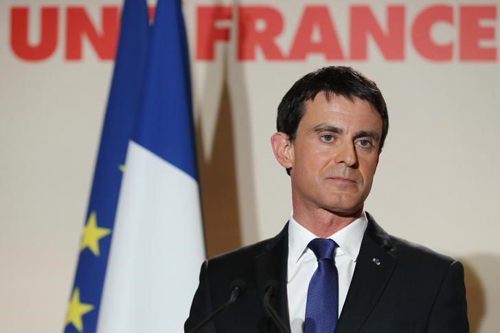 © Reuters. El exprimer ministro francés Valls dice que votará a Macron