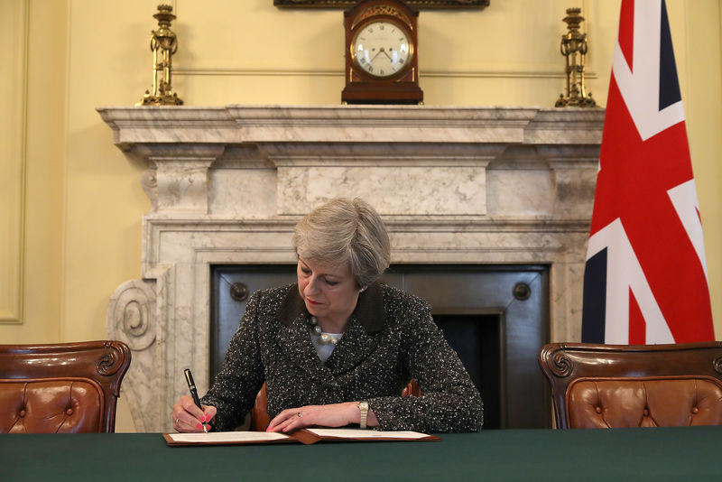 © Reuters. La primera ministra británica May da el pistoletazo de salida al Brexit