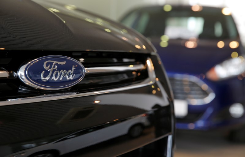 © Reuters. FILE PHOTO:  Ford cars are seen on sale at a dealership in Moscow