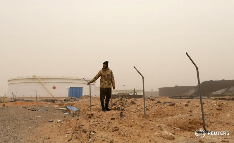 © Reuters. Боец Вооруженных сил Ливии (Libyan National Army) у нефтехранилищ к югу от Рас-Лануфа