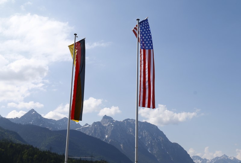 © Reuters. German and U.S. flags flutter above the Karwendel mountains in the Bavarian village of Kruen