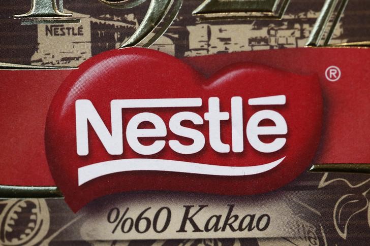 © Reuters. Логотип Nestle на продукте компании в штаб-квартире в Веве