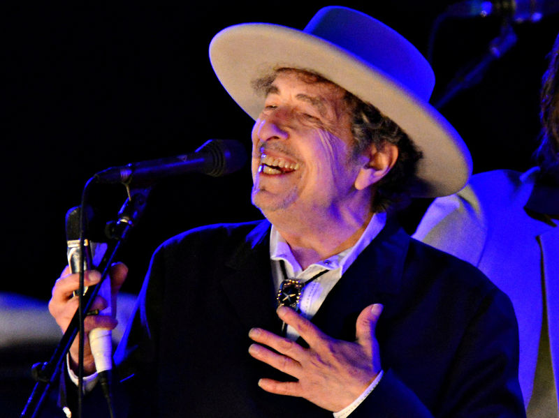 © Reuters. Dylan recibirá al fin el Nobel de Literatura en Estocolmo