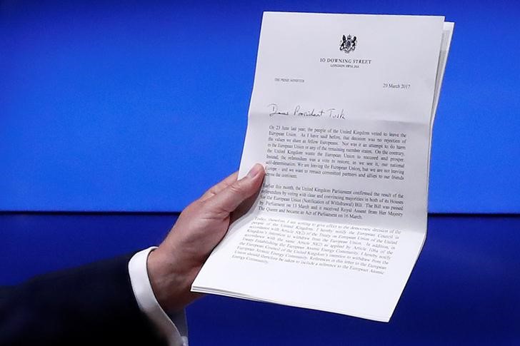 © Reuters. European Council President Donald Tusk shows British Prime Minister Theresa May's Brexit letter in notice of the UK's intention to leave the bloc under Article 50 of the EU's Lisbon Treaty, at the end of a news conference in Brussels