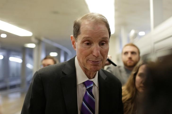 © Reuters. Senator Ron Wyden (D-OR) speaks to reporters on Capitol Hill in Washington.