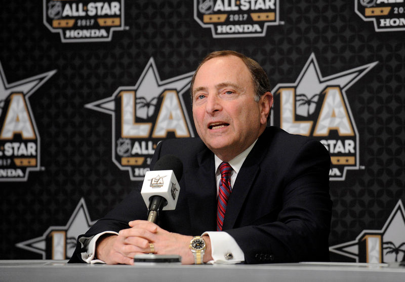 © Reuters. NHL commissioner Gary Bettman speaks to media before the 2017 NHL All Star Game skills compeition at Staples Center, in Los Angeles