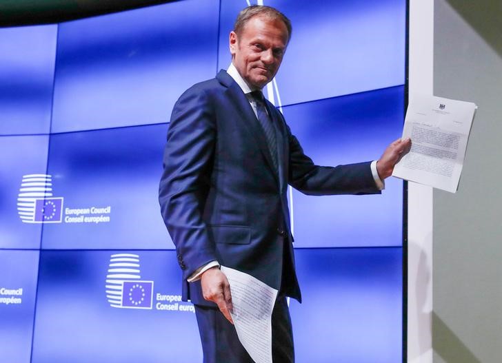 © Reuters. Presidente do Conselho Europeu, Donald Tusk, mostra carta da premiê britânica sobre o Brexit