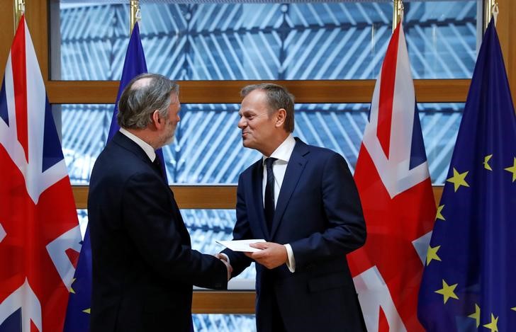 © Reuters. Representante britânico na UE, Tim Barrow (à esquerda), entrega carta sobre o Brexit ao presidente  do Conselho Europeu, Donald Tusk,  em Bruxelas