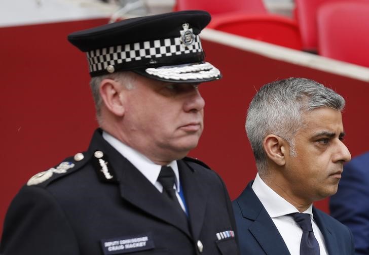 © Reuters. Comissário interino da Polícia Metropolitana de Londres, Craig Mackey, ao lado do prefeito Sadiq Khan
