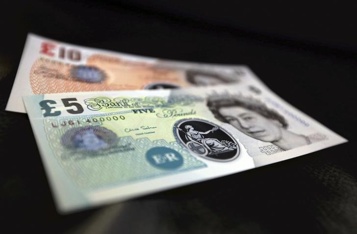 © Reuters. Sample polymer five and ten GB pound banknotes are seen on display at the Bank of England in London