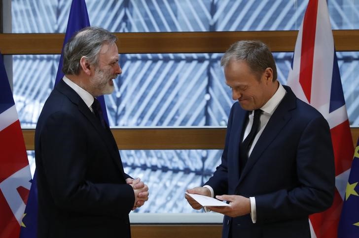 © Reuters. Presidente do Conselho Europeu, Donald Tusk (à direita), recebe carta que inicia Brexit