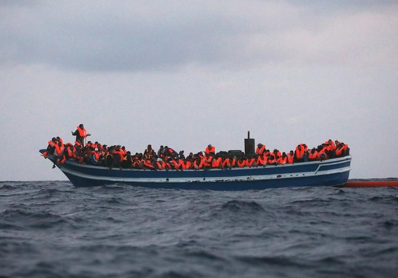 © Reuters. مخاوف من غرق 146 مهاجرا ونجاة صبي بعد غرق قارب في البحر المتوسط