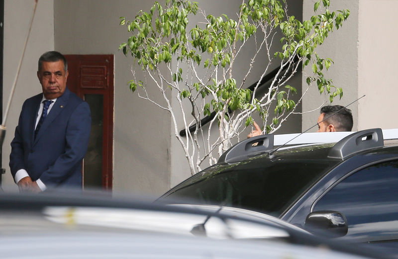 © Reuters. Jorge Picciani na entrada da Polícia Federal, no Rio de Janeiro