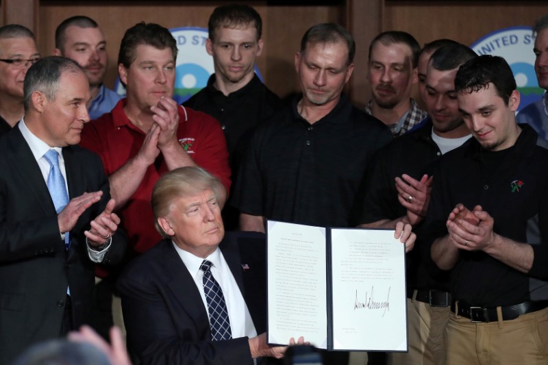 © Reuters. U.S. President Donald Trump holds up an executive order on "Energy Independence," eliminating Obama-era climate change regulations, during a signing ceremony at the Environmental Protection Agency (EPA) headquarters in Washington, U.S.