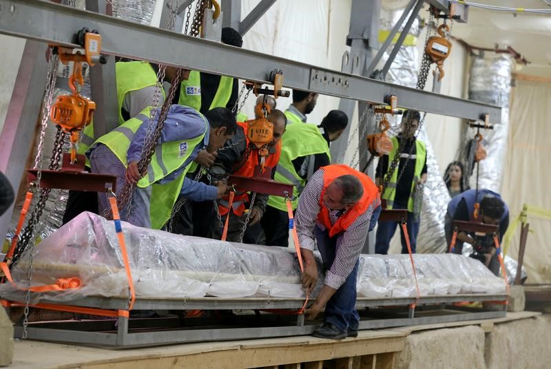 © Reuters. مصر تكتشف قطعة جديدة من مركب الملك خوفو