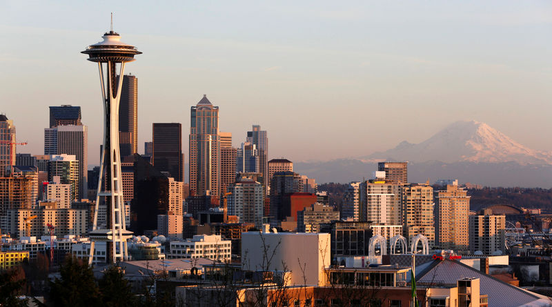 © Reuters. FILE PHOTO: The Space Needle and Mount Rainier are pictured at dusk in Seattle, Washington