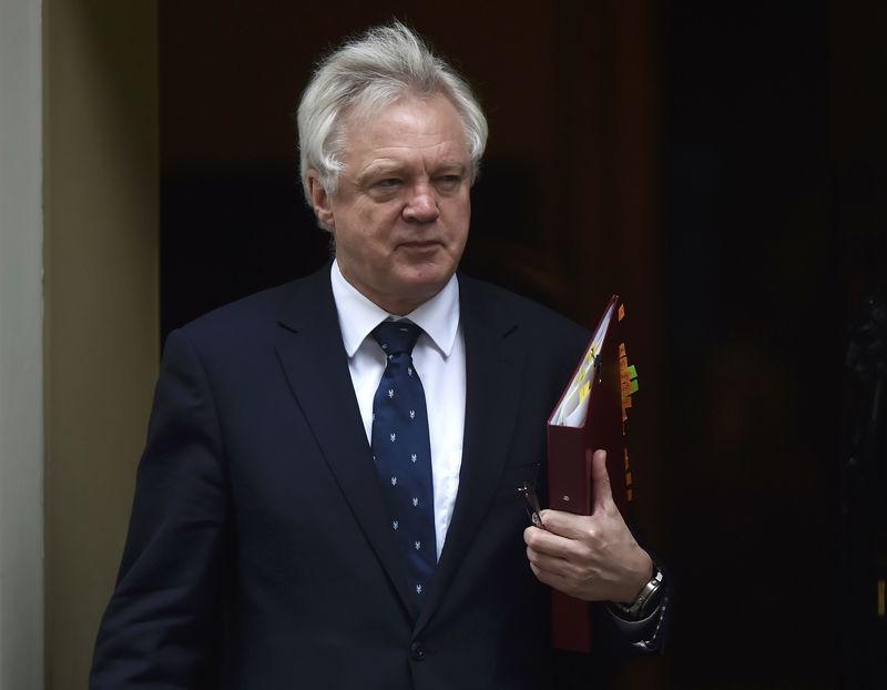 © Reuters. Britain's Secretary of State for Exiting the European Union David Davis arrives in Downing Street, London