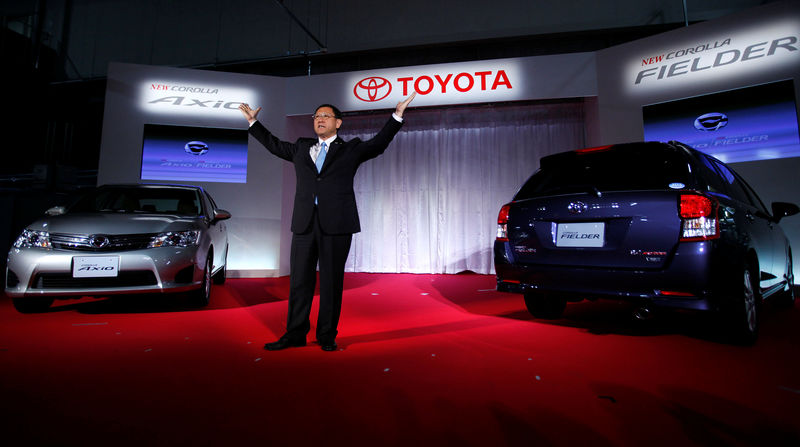 © Reuters. FILE PHOTO: Toyota Motor Co President Akio Toyoda speaks between the company's new Corolla Axio sedan and Fielder wagon at a line-off ceremony in Japan