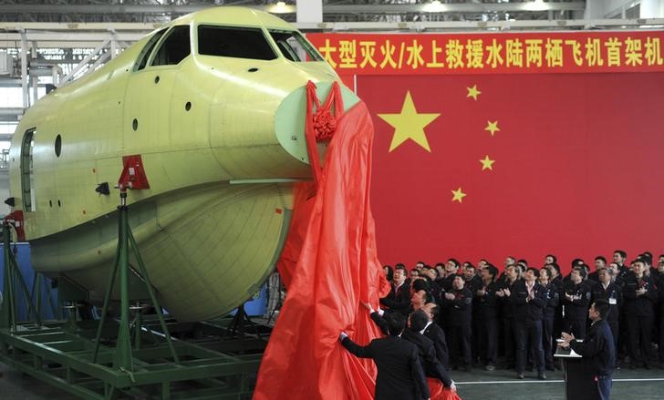 © Reuters. Officials of Aviation Industry Corporation of China (AVIC) unveil the newly-made nose of amphibious aircraft AG600, during a ceremony at a factory in Chengdu