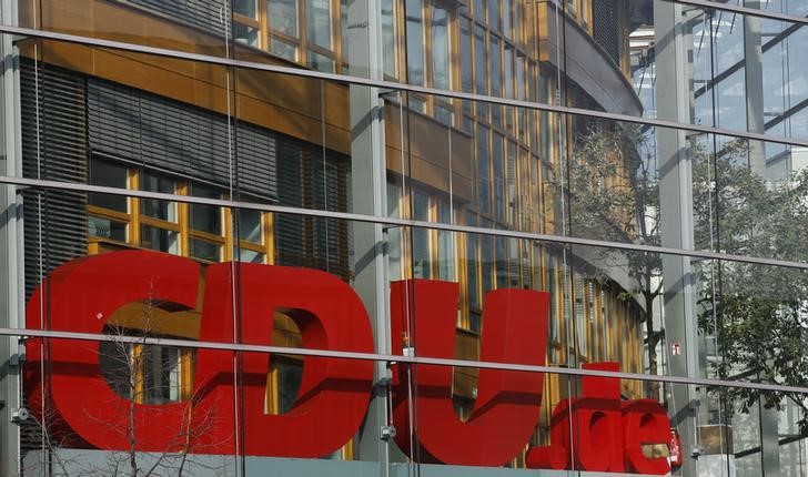 © Reuters. The logo of the Christian Democratic Union is pictured on the party's headquarters in Berlin