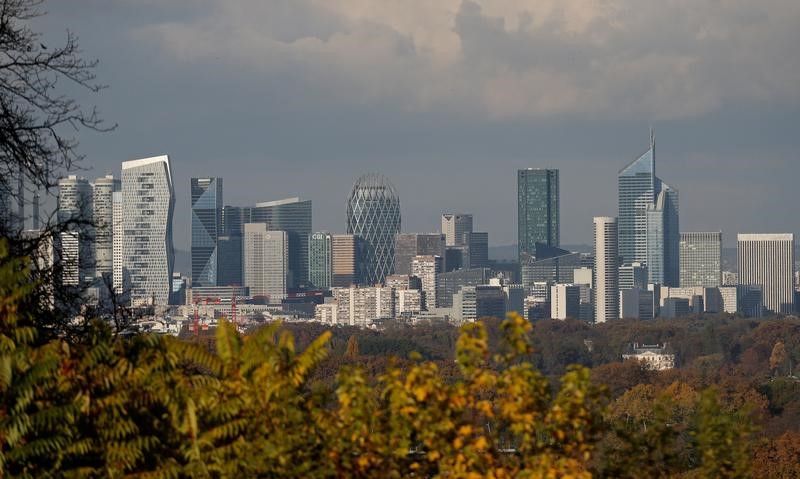 © Reuters. A general view shows the buildings of the financial district of La Defense near Paris