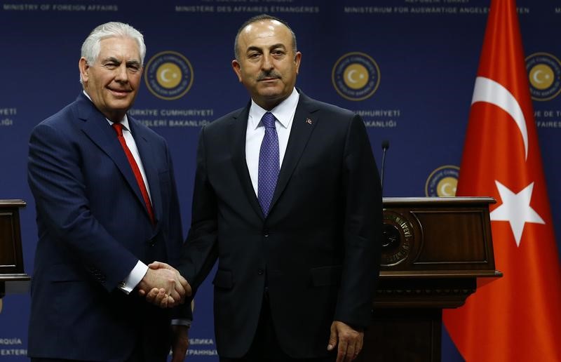 © Reuters. تيلرسون يقول إنه ناقش مع تركيا إنشاء مناطق آمنة في سوريا