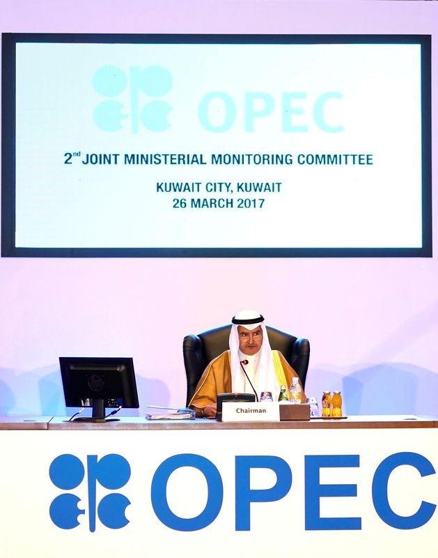 © Reuters. وزير: الكويت ودول أخرى تؤيد تمديد اتفاق أوبك والمشاورات جارية