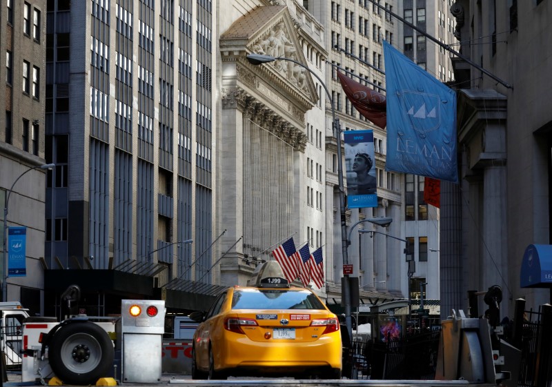 © Reuters. A taxicab enters the financial district security zone near the New York Stock Exchange (NYSE) in New York City