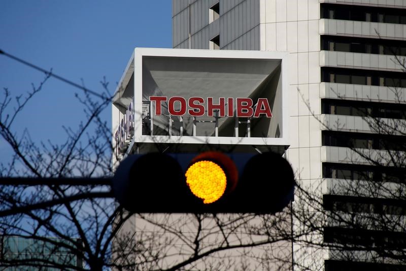 © Reuters. Logotipo da Toshiba Corp é visto atrás de um sinal de trânsito em sua sede em Tóquio, Japão
