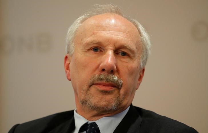 © Reuters. Nowotny, membro do Conselho do BCE, durante uma coletiva de imprensa em Viena, Áustria