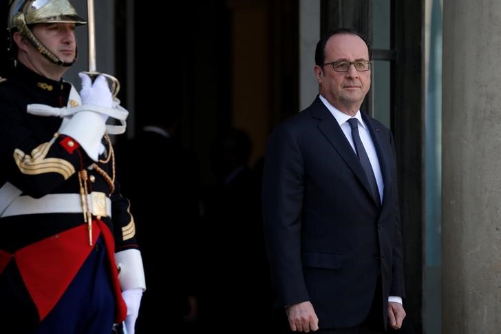 © Reuters. Presidente francês, François Hollande, espera por um convidado no Palácio de Élysée em Paris, França
