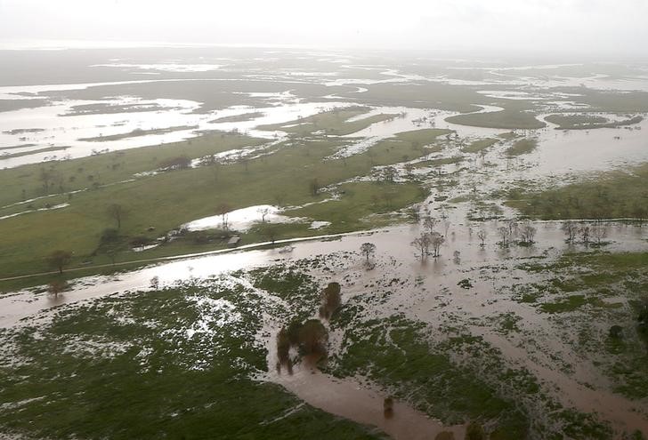 © Reuters. Áreas inundadas podem ser vistas de um helicóptero do exército australiano, depois que o ciclone Debbie passou perto da cidade de Bowen, na Austrália