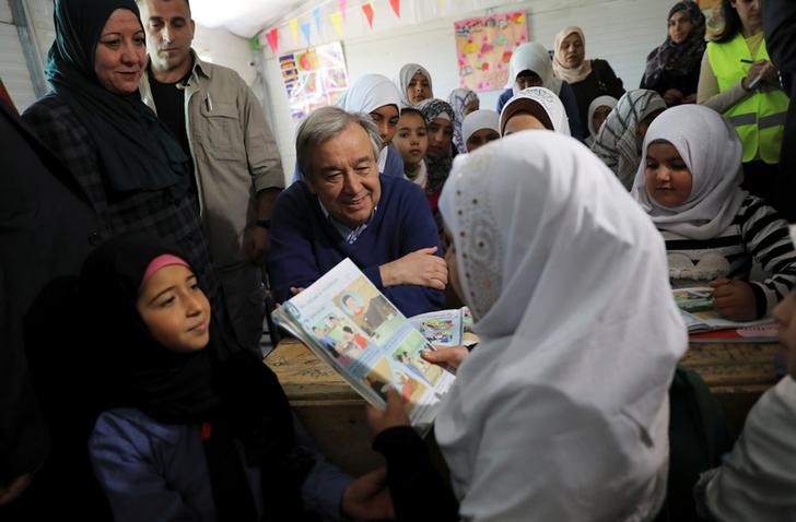 © Reuters. Secretário-geral da ONU, António Guterres, conversa com refugiados sírios em campo na cidade jordaniana de Mafraq, perto da fronteira com a Síria