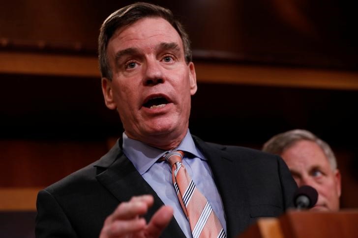 © Reuters. Senator Mark Warner (D-VA) speaks at a news conference to discuss the committee's probe of Russian interference in the 2016 election on Capitol Hill in Washington