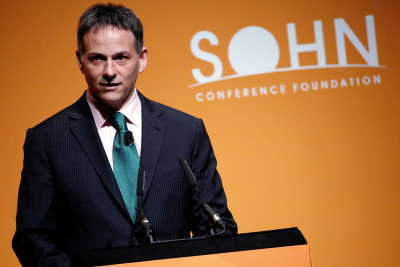 © Reuters. FILE PHOTO --  David Einhorn, president of Greenlight Capital speaks at the Sohn Investment Conference in New York