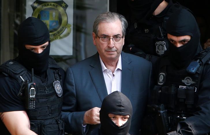 © Reuters. Ex-presidente da Câmara dos Deputados Eduardo Cunha é escoltado por policiais federais ao deixar o IML de Curitiba