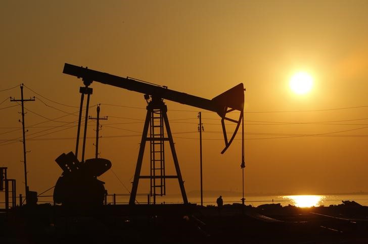 © Reuters. Станок-качалка на нефтяном месторождении в Баку