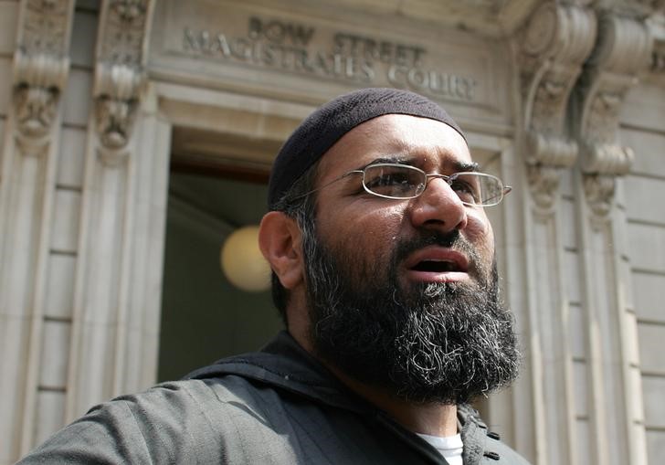 © Reuters. Leader of the dissolved militant group al-Muhajiroun, Anjem Choudary, arrives at Bow Street Magistrates Court in London