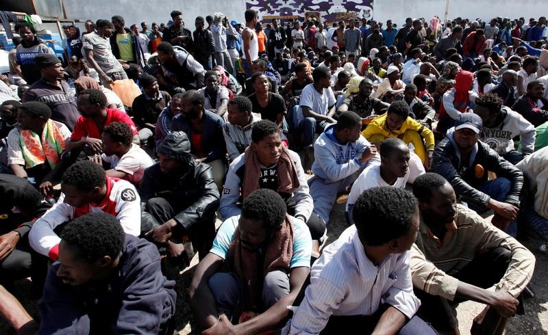 © Reuters. ليبيا تطلب من الاتحاد الأوروبي سفنا ورادارات لوقف تدفق المهاجرين