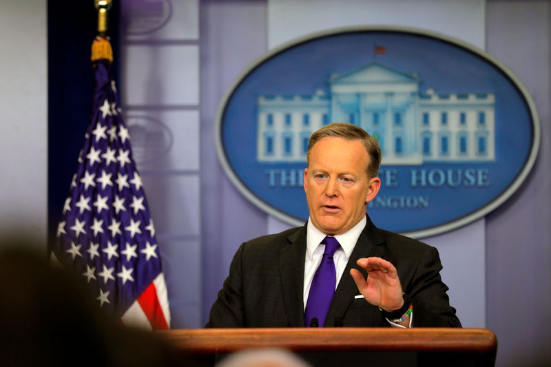 © Reuters. Spicer holds the daily press briefing at the White House in Washington