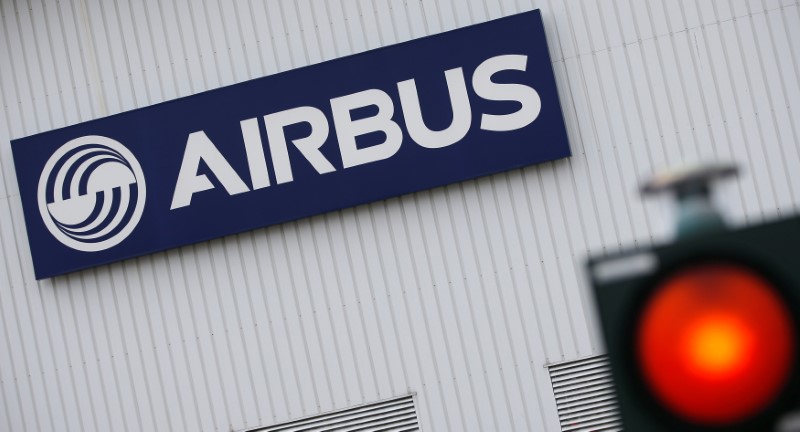 © Reuters. The logo of Airbus is pictured at the entrance of the Airbus facility in Bouguenais, near Nantes