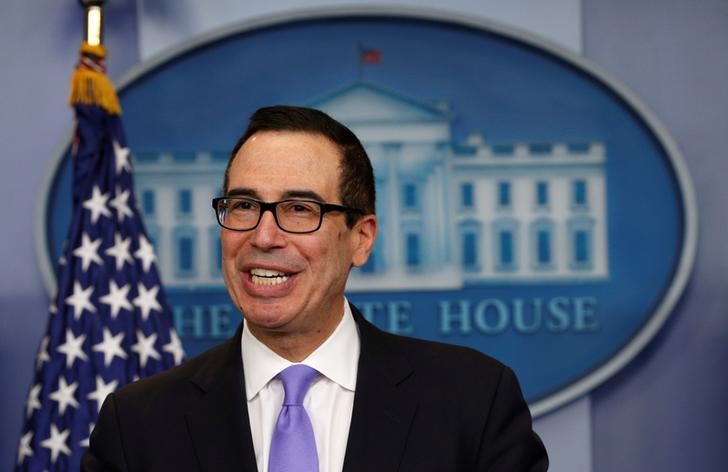 © Reuters. Mnuchin speaks at a press briefing at the White House in Washington