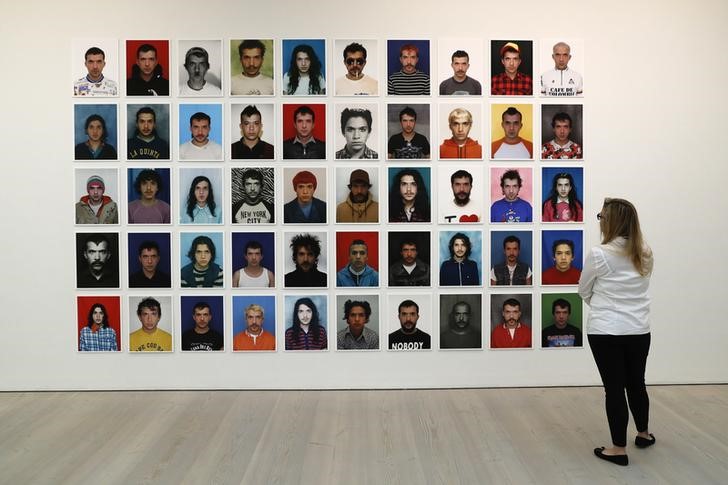 © Reuters. Mulher observa obra na exposição 'From Selfie to Self-Expression' em Londres