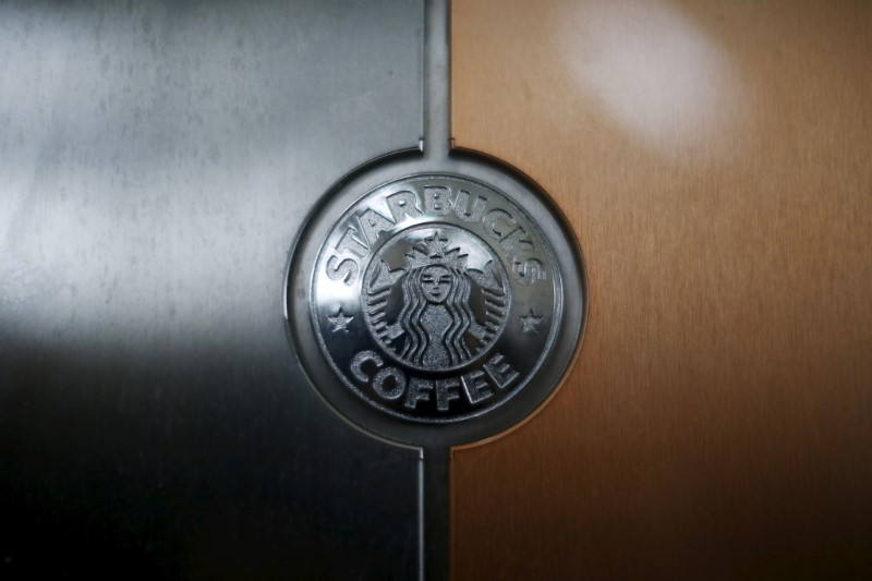 © Reuters. A Starbucks logo is seen on an espresso machine in a store inside the Tom Bradley terminal at LAX airport in Los Angeles