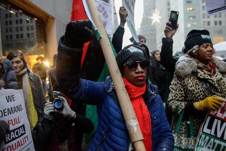 © Reuters. Pessoas participam de protesto do movimento Black Lives Matter na frente da Trump Tower, em Nova York