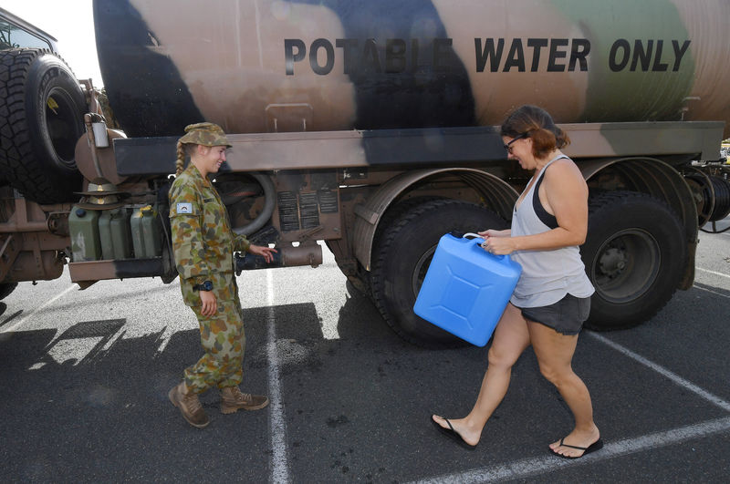© Reuters. A local arrives to collect drinking water from an Australian Army tanker after Cyclone Debbie caused damage to local drinking water supplies in the town of Airlie Beach, located south of the northern Queensland town of Townsville in Australia